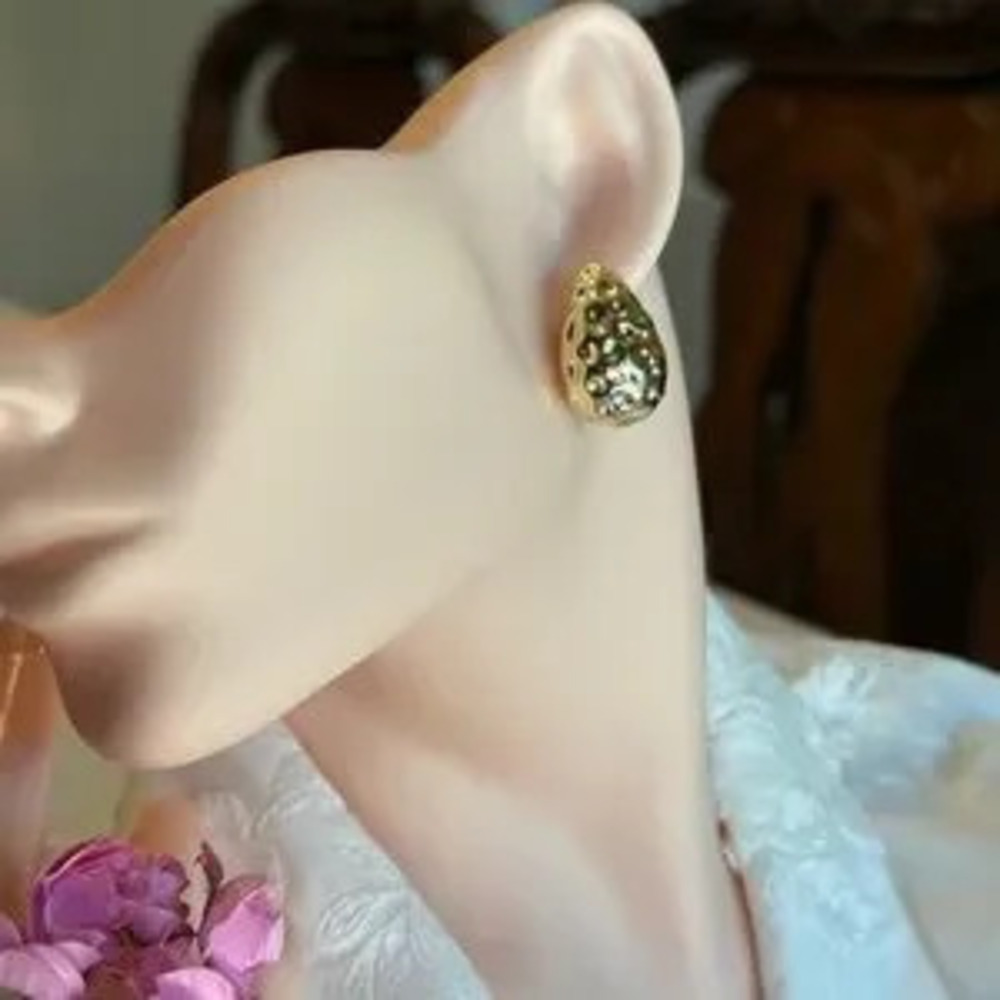 Bold Gold Tone Chic Earrings ??